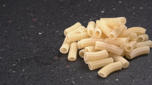 Pasta Penne Cruda Sobre Fondo Negro —  Fotos de Stock