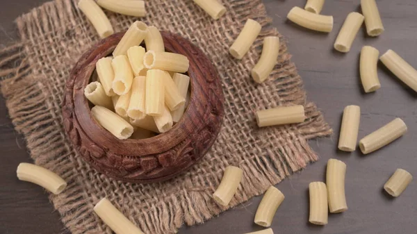 Pasta Penne Cruda Tazón Sobre Fondo Madera —  Fotos de Stock