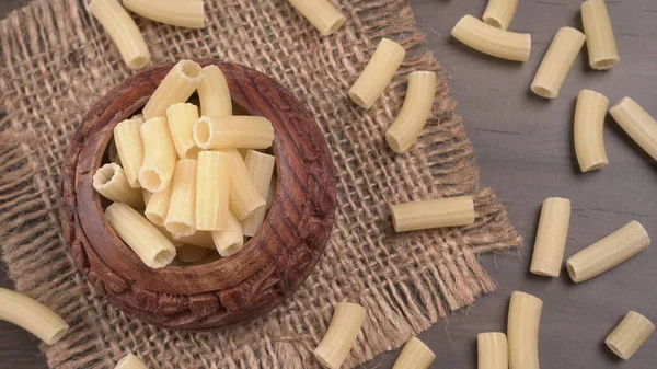 Pasta Penne Cruda Tazón Sobre Fondo Madera —  Fotos de Stock