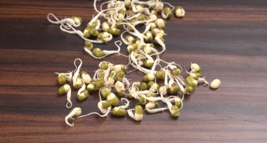 Yeşil gram veya moong tohumu tohumu yığınını kapat.