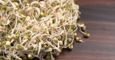 Yeşil gram veya moong tohumu tohumu yığınını kapat.