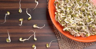 Yeşil gram veya moong tohumu tohumu yığınını kapat.