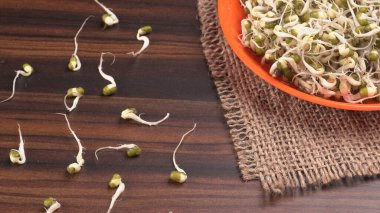 Yeşil gram veya moong tohumu tohumu yığınını kapat.