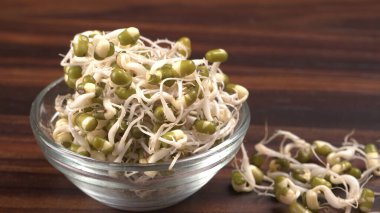 Yeşil gram veya moong tohumu tohumu yığınını kapat.