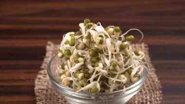 Yeşil gram veya moong tohumu tohumu yığınını kapat.