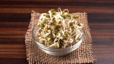 Yeşil gram veya moong tohumu tohumu yığınını kapat.