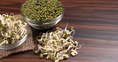 Yeşil gram veya moong tohumu tohumu yığınını kapat.