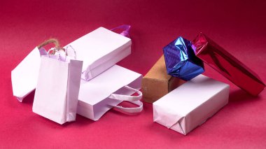 El işi kâğıdından yapılmış hediye kutuları ve çantalar. El yapımı hediye kavramı. Parlak arkaplan.