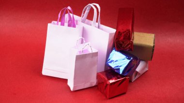 El işi kâğıdından yapılmış hediye kutuları ve çantalar. El yapımı hediye kavramı. Parlak arkaplan.