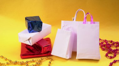 El işi kâğıdından yapılmış hediye kutuları ve çantalar. El yapımı hediye kavramı. Parlak arkaplan.