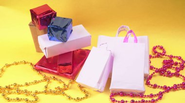 El işi kâğıdından yapılmış hediye kutuları ve çantalar. El yapımı hediye kavramı. Parlak arkaplan.