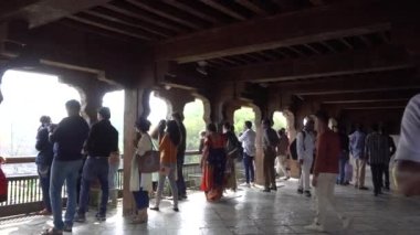 PUNE, MAHARASHTRA, Hindistan, 9 Şubat 2020: Shaniwar wada kalesinde turist. Shaniwar Wada, Pune şehrinde tarihi bir kaledir..