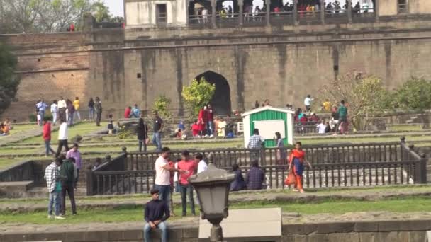 Pune Maharashtra India Februari 2020 Toerist Het Fort Shaniwar Wada — Stockvideo