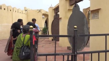 JAIPUR, INDIA - CIRCA 13 AĞUSTOS, 2019: İnsanlar Astronomik Gözlemevi, Jantar Mantar 'ı ziyaret ediyor. Astronomik Gözlemevi, Maharaja Jai Singh II tarafından 1727-1734 yılında inşa edilmiştir..