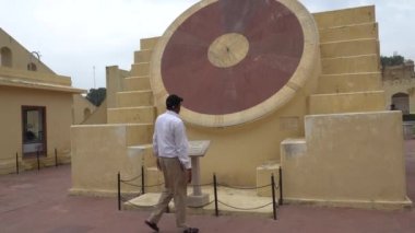 JAIPUR, INDIA - CIRCA 13 AĞUSTOS, 2019: İnsanlar Astronomik Gözlemevi, Jantar Mantar 'ı ziyaret ediyor. Astronomik Gözlemevi, Maharaja Jai Singh II tarafından 1727-1734 yılında inşa edilmiştir..