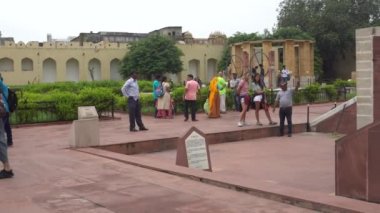 JAIPUR, INDIA - CIRCA 13 AĞUSTOS, 2019: İnsanlar Astronomik Gözlemevi, Jantar Mantar 'ı ziyaret ediyor. Astronomik Gözlemevi, Maharaja Jai Singh II tarafından 1727-1734 yılında inşa edilmiştir..