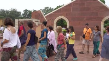 JAIPUR, INDIA - CIRCA 13 AĞUSTOS, 2019: İnsanlar Astronomik Gözlemevi, Jantar Mantar 'ı ziyaret ediyor. Astronomik Gözlemevi, Maharaja Jai Singh II tarafından 1727-1734 yılında inşa edilmiştir..