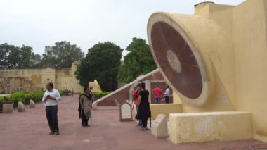 JAIPUR, INDIA - CIRCA 13 AĞUSTOS, 2019: İnsanlar Astronomik Gözlemevi, Jantar Mantar 'ı ziyaret ediyor. Astronomik Gözlemevi, Maharaja Jai Singh II tarafından 1727-1734 yılında inşa edilmiştir..