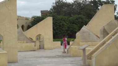 JAIPUR, INDIA - CIRCA 13 AĞUSTOS, 2019: İnsanlar Astronomik Gözlemevi, Jantar Mantar 'ı ziyaret ediyor. Astronomik Gözlemevi, Maharaja Jai Singh II tarafından 1727-1734 yılında inşa edilmiştir..