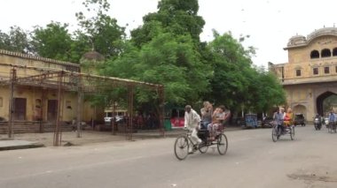 JAIPUR, INDIA - 10 AĞUSTOS 2019: Jaipur, Hindistan 'da popüler bir pazarın önünden geçen hareketli sokak trafiği