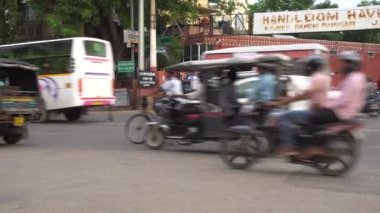 PUNE, Hindistan - 5 HAZİRAN 2020: Pune Hindistan trafiği de dahil sokak manzarası