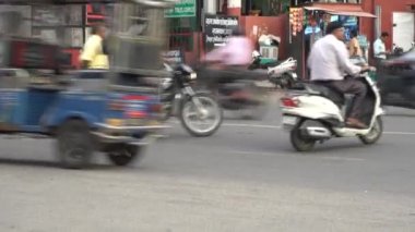 PUNE, Hindistan - 5 HAZİRAN 2020: Pune Hindistan trafiği de dahil sokak manzarası