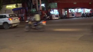 PUNE, Hindistan - 5 HAZİRAN 2020: Pune Hindistan trafiği de dahil sokak manzarası