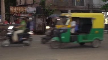 PUNE, Hindistan - 5 HAZİRAN 2020: Pune Hindistan trafiği de dahil sokak manzarası