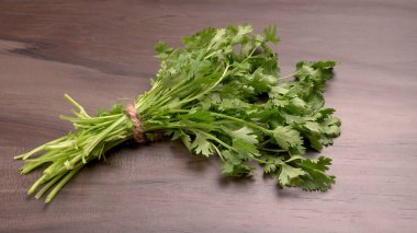 Ahşap arka planda bir demet taze maydanoz. Vejetaryen gıda yaşam tarzı konsepti, alanı kopyala.