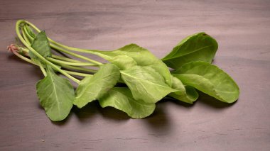 Ahşap arka planda taze ıspanak. Vejetaryen gıda yaşam tarzı konsepti, alanı kopyala.