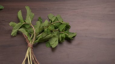 Ahşap zemin üzerinde taze nane. Vejetaryen gıda yaşam tarzı konsepti, alanı kopyala.