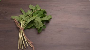 Ahşap zemin üzerinde taze nane. Vejetaryen gıda yaşam tarzı konsepti, alanı kopyala.