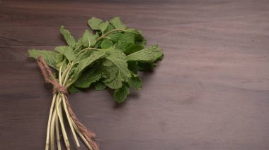 Ahşap zemin üzerinde taze nane. Vejetaryen gıda yaşam tarzı konsepti, alanı kopyala.