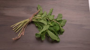 Ahşap zemin üzerinde taze nane. Vejetaryen gıda yaşam tarzı konsepti, alanı kopyala.