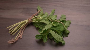 Ahşap zemin üzerinde taze nane. Vejetaryen gıda yaşam tarzı konsepti, alanı kopyala.