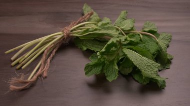 Ahşap zemin üzerinde taze nane. Vejetaryen gıda yaşam tarzı konsepti, alanı kopyala.
