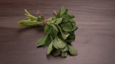 Ahşap arka planda bir demet taze ıspanak. Vejetaryen gıda yaşam tarzı konsepti, alanı kopyala.