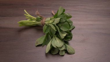 Ahşap arka planda bir demet taze ıspanak. Vejetaryen gıda yaşam tarzı konsepti, alanı kopyala.