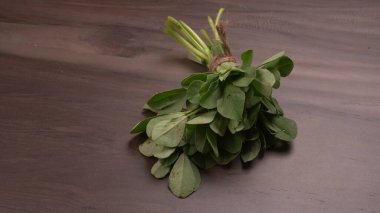 Ahşap arka planda bir demet taze ıspanak. Vejetaryen gıda yaşam tarzı konsepti, alanı kopyala.