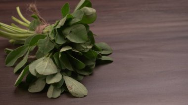 Ahşap arka planda bir demet taze ıspanak. Vejetaryen gıda yaşam tarzı konsepti, alanı kopyala.