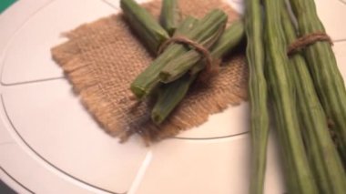 Drumsticks 'in yakın çekim videosu, soyulmuş bagetlerden bazıları. Baget ya da moringa çok iyi ve sağlıklı bir sebzedir.