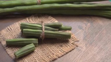 Drumsticks 'in yakın çekim videosu, soyulmuş bagetlerden bazıları. Baget ya da moringa çok iyi ve sağlıklı bir sebzedir.