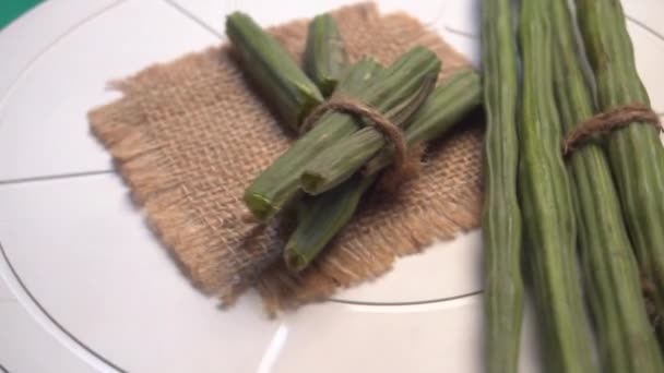 Tambores Closeup Vídeo Alguns Dos Pedaços Descascados Baquetas Baquetas Moringa — Vídeo de Stock