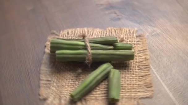 Tambores Closeup Vídeo Alguns Dos Pedaços Descascados Baquetas Baquetas Moringa — Vídeo de Stock