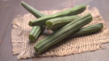 Drumsticks 'in yakın çekim videosu, soyulmuş bagetlerden bazıları. Baget ya da moringa çok iyi ve sağlıklı bir sebzedir.
