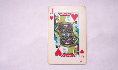 PUNE MAHARASHTRA, Hindistan - 20 Mayıs 2020: Beyaz arkaplanda izole edilmiş kart oynanıyor.