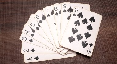 PUNE MAHARASHTRA, Hindistan - 20 Mayıs 2020: Tahta arka planda kart oynamak.