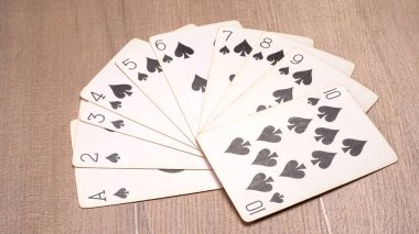 PUNE MAHARASHTRA, Hindistan - 20 Mayıs 2020: Tahta arka planda kart oynamak.