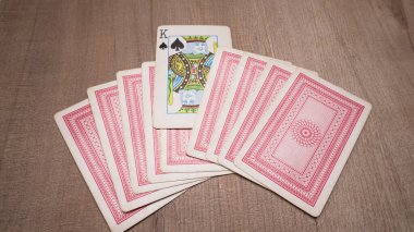 PUNE MAHARASHTRA, Hindistan - 20 Mayıs 2020: Tahta arka planda kart oynamak.