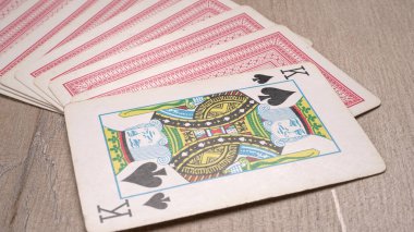 PUNE MAHARASHTRA, Hindistan - 20 Mayıs 2020: Tahta arka planda kart oynamak.